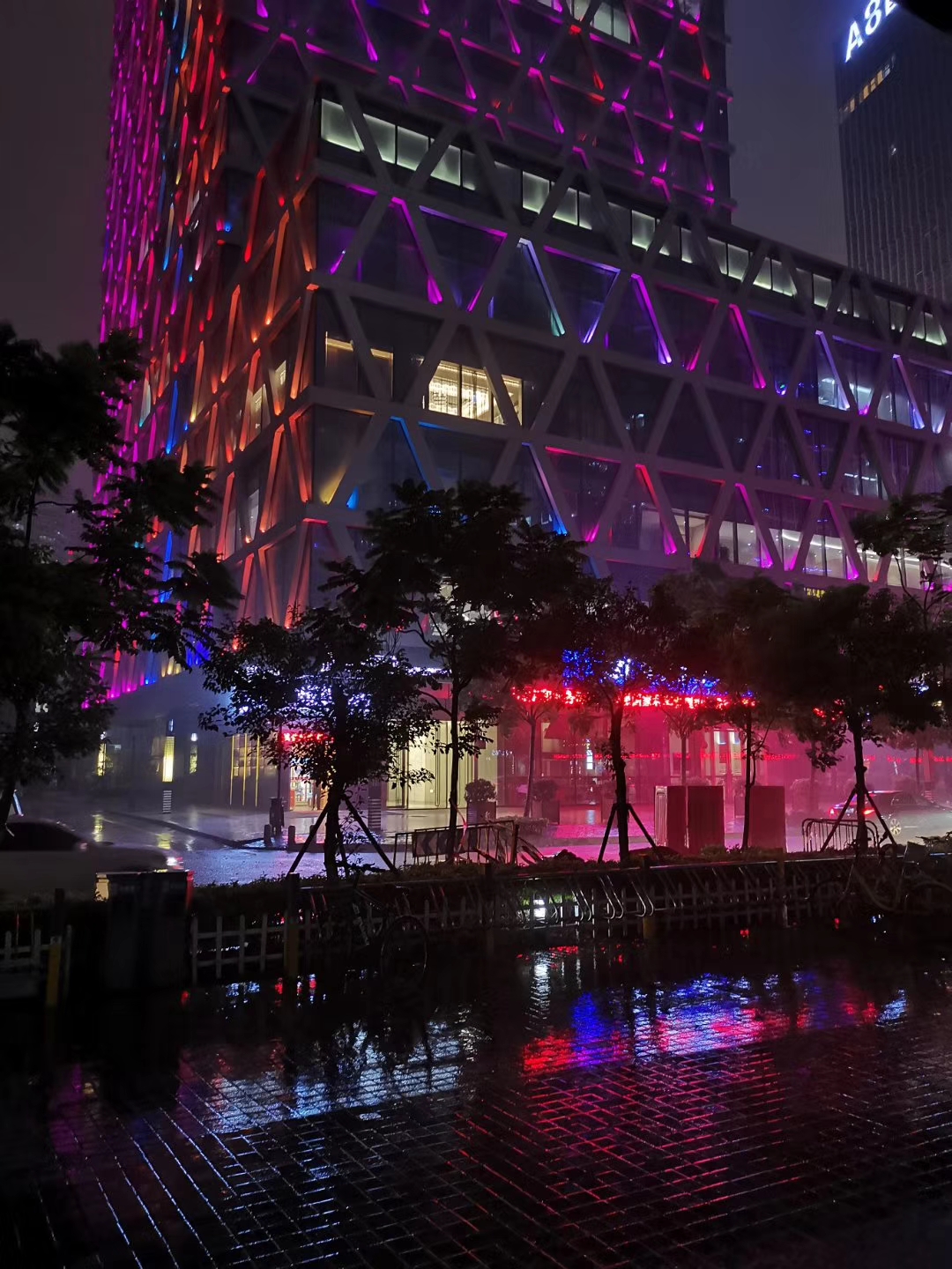 雨夜霓虹的办公楼 雨夜霓虹的办公楼